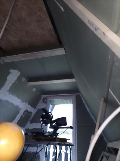 Dachboden mit Sicht auf eine Kamera, einem Ball und einem Fenster.